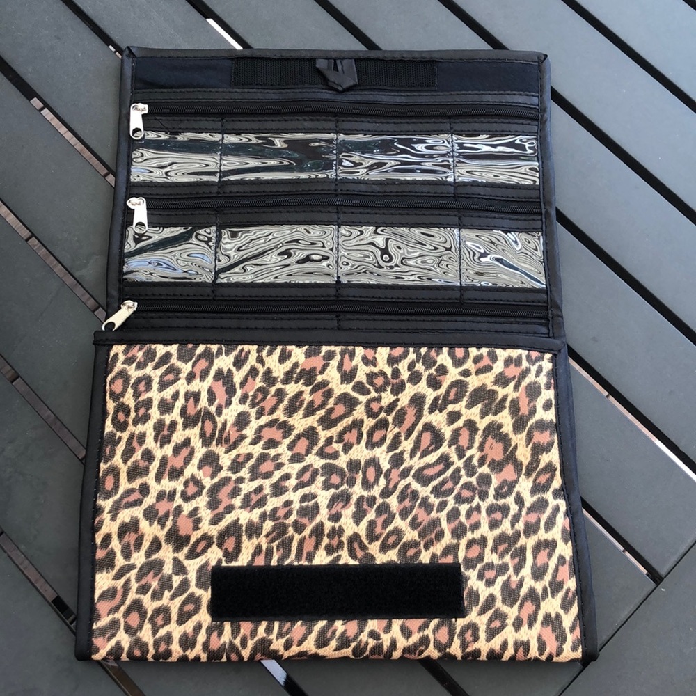 Travel jewelry/makeup pouch - hardly ever used!!! - Picture 4 of 8